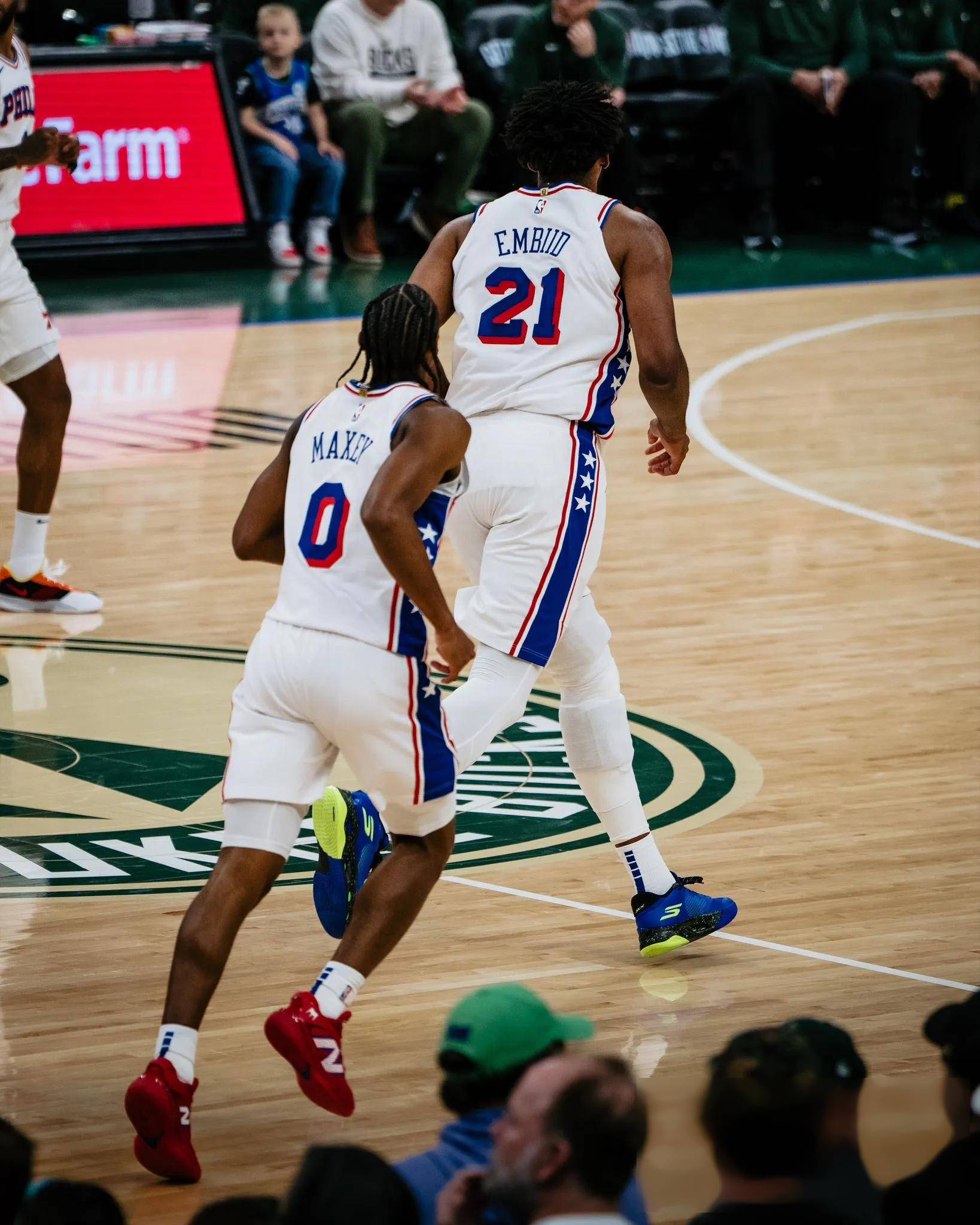 离谱！湖人怒砍48分转会期皇家马德里单刀错失，关键时刻费城76人篮板制胜的简单介绍